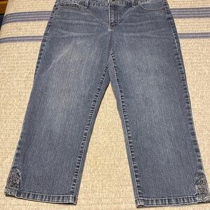 Gloria Vanderbilt Women’s Denim Jean  Sz 12 Embroidered design Capri